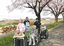 ＡＬＳＯＫケアホームさいたま東浦和Ⅲの散策の様子
